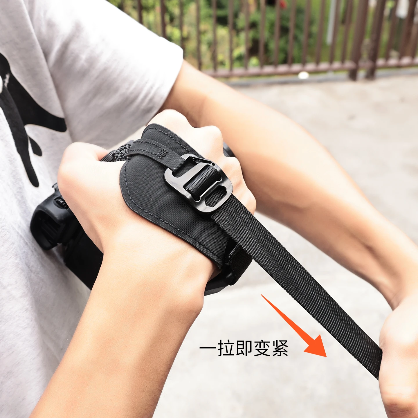 Maniglia per cinturino da pols - Camera Strap Leather recensione e prezzo